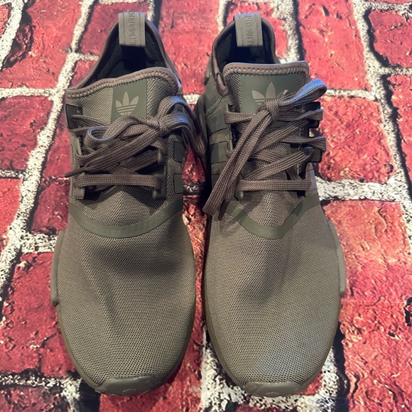 NWIB Adidas NMD_R1 Men's Classic Running Sneakers FW6415 size 10 1/2 - Picture 2 of 9
